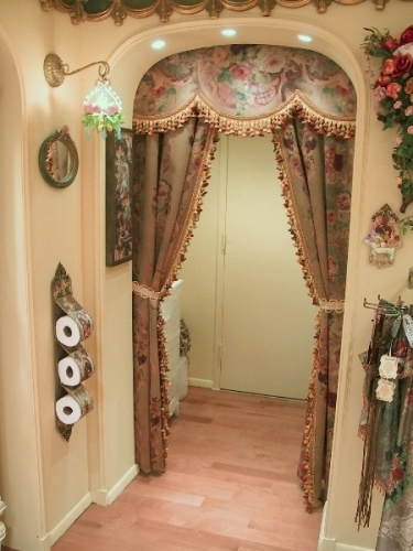 storefront-archway
